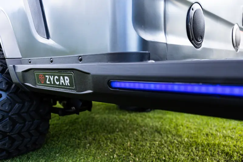 ZYCAR E2Y — iluminación ambiental LED y terminaciones premium